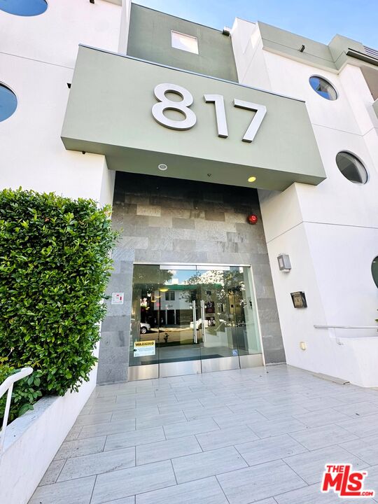 817 N Alfred St Unit: 206