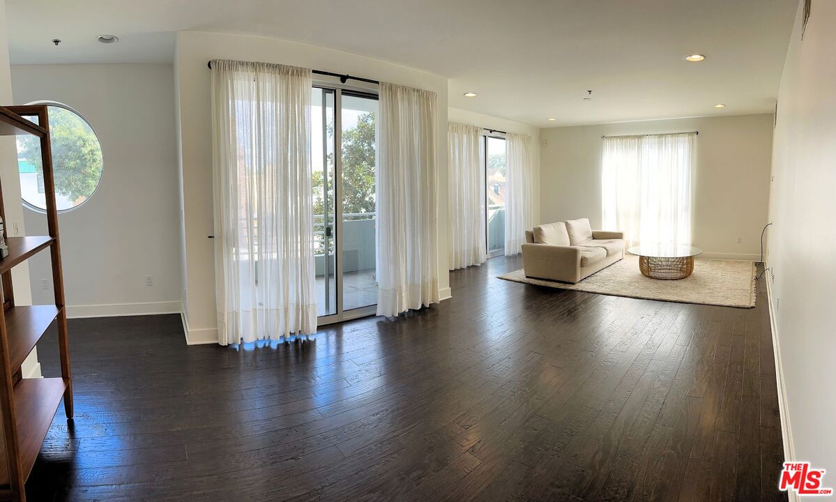 817 N Alfred St Unit: 206