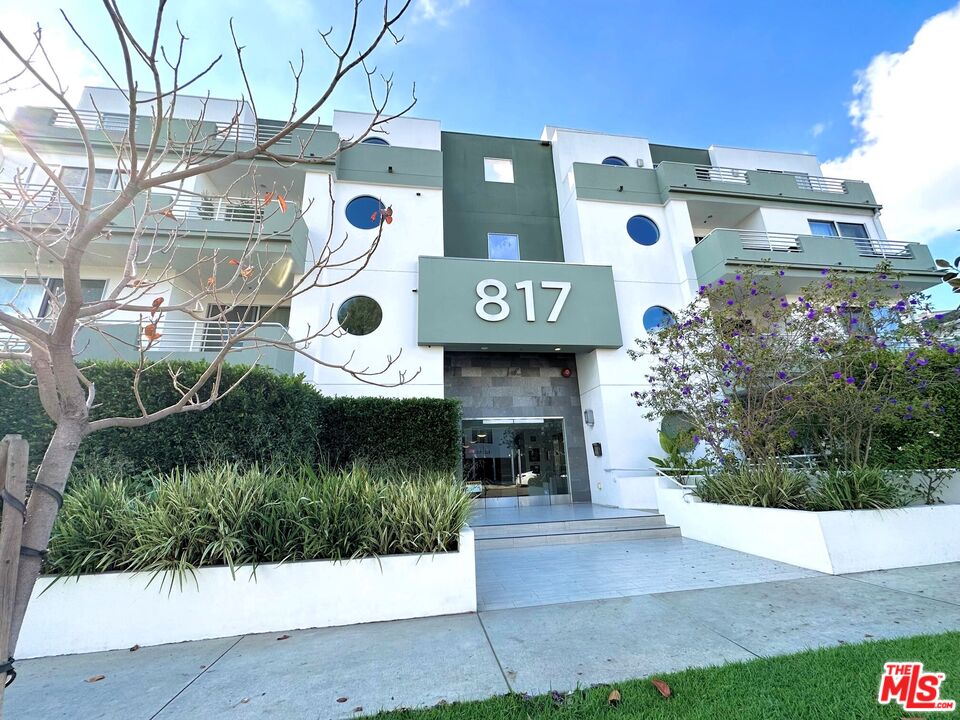 817 N Alfred St Unit: 206