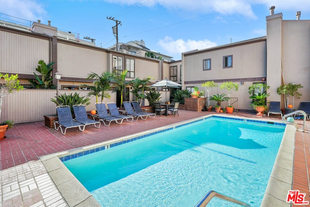 853 Larrabee St Unit: 4