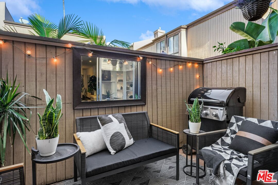 853 Larrabee St Unit: 4