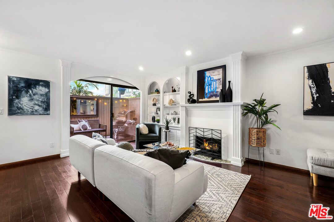 853 Larrabee St Unit: 4