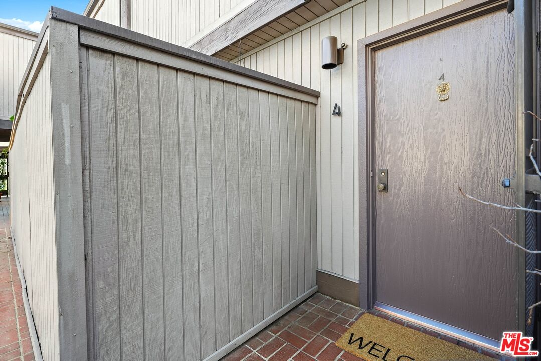 853 Larrabee St Unit: 4