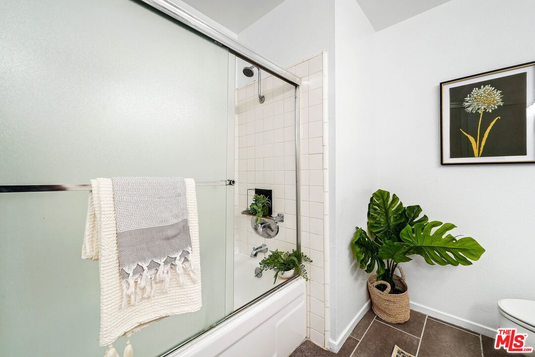 853 Larrabee St Unit: 4