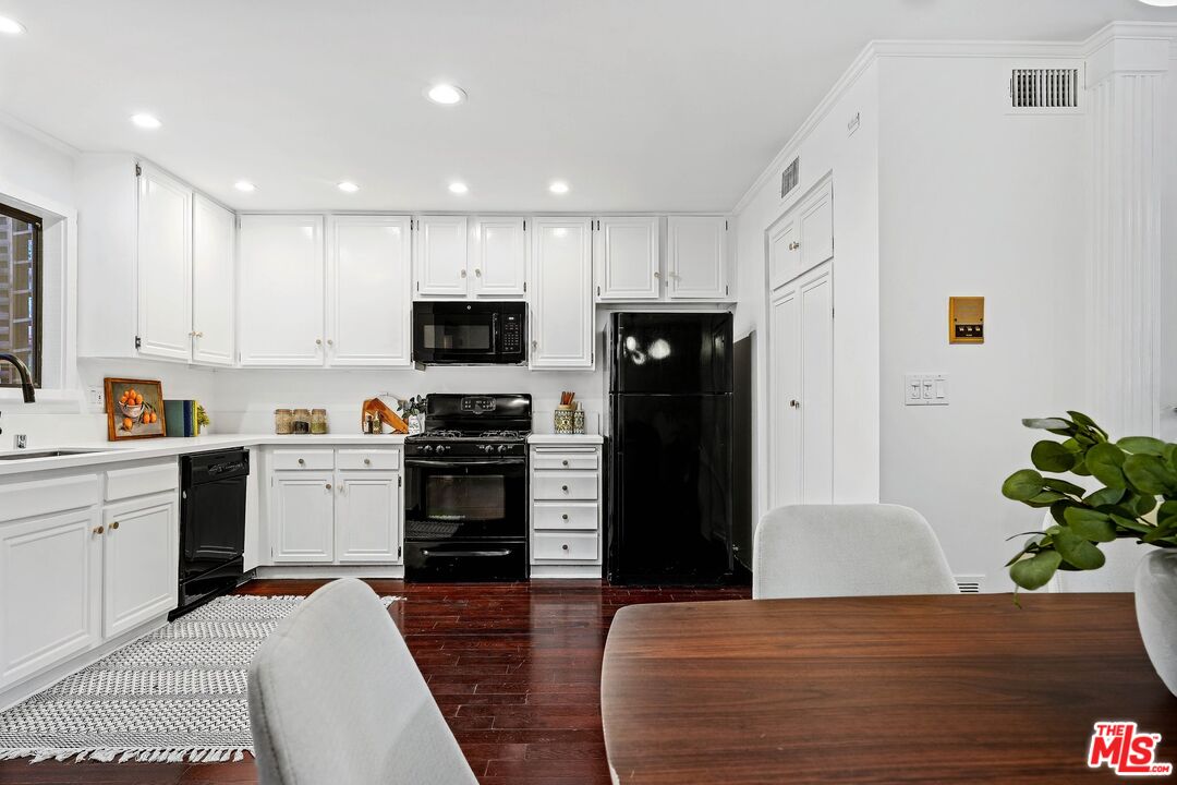 853 Larrabee St Unit: 4