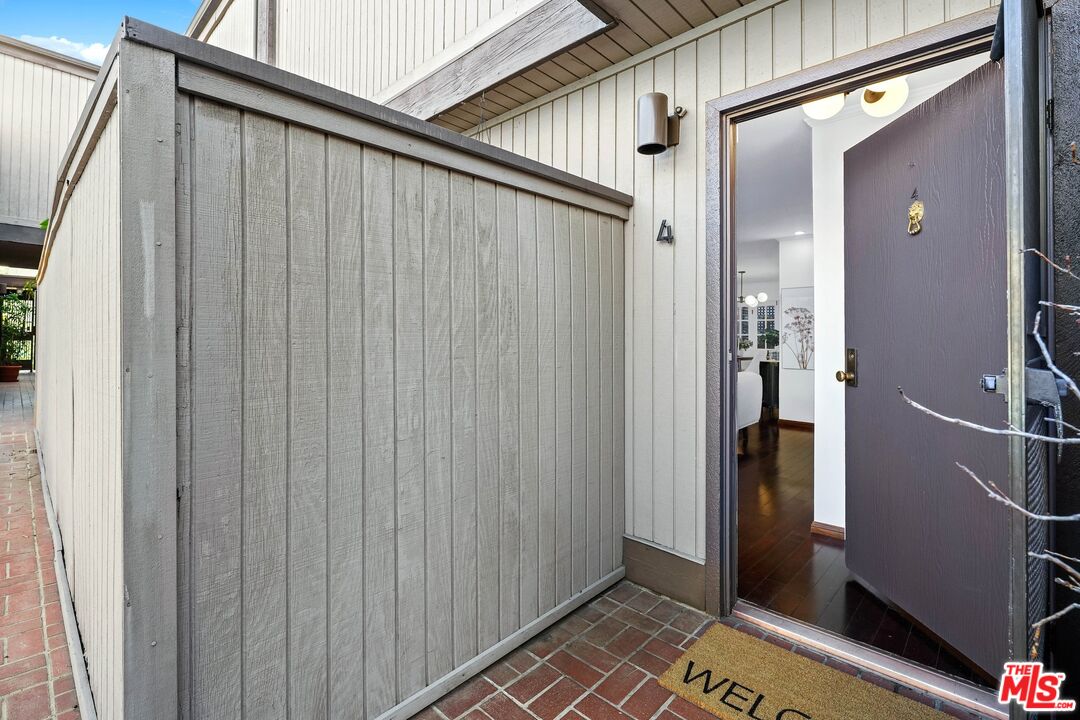 853 Larrabee St Unit: 4