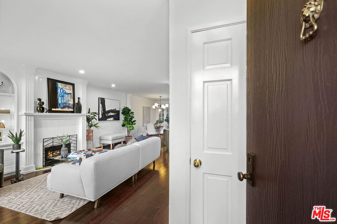 853 Larrabee St Unit: 4