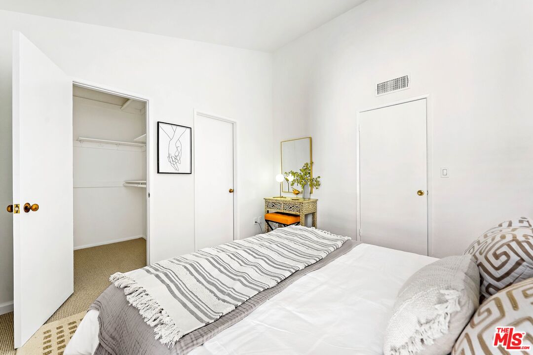 853 Larrabee St Unit: 4