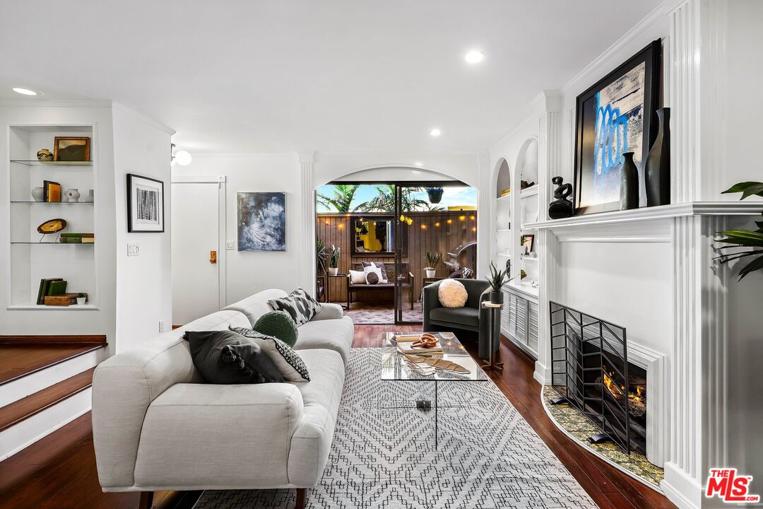 853 Larrabee St Unit: 4
