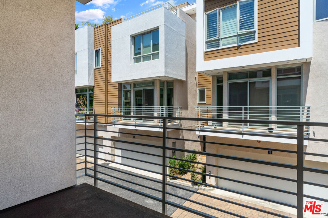 1400 N Fuller Ave Unit: 10