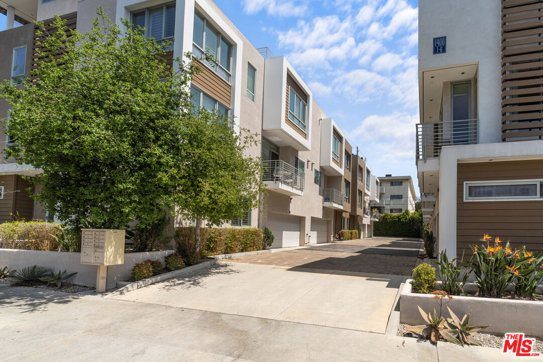 1400 N Fuller Ave Unit: 10