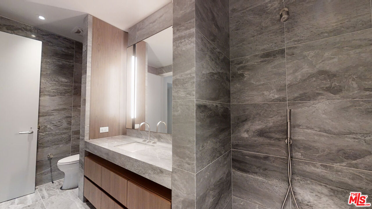 211 W Elm Ct Unit: 3C