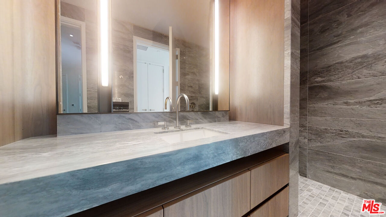 211 W Elm Ct Unit: 3C