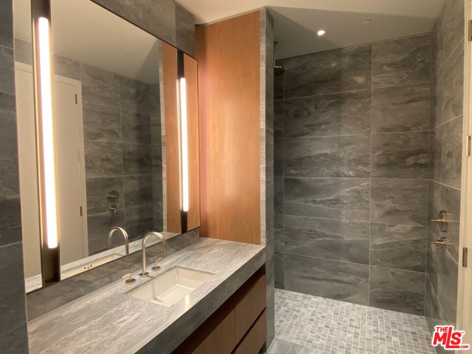 211 W Elm Ct Unit: 3C