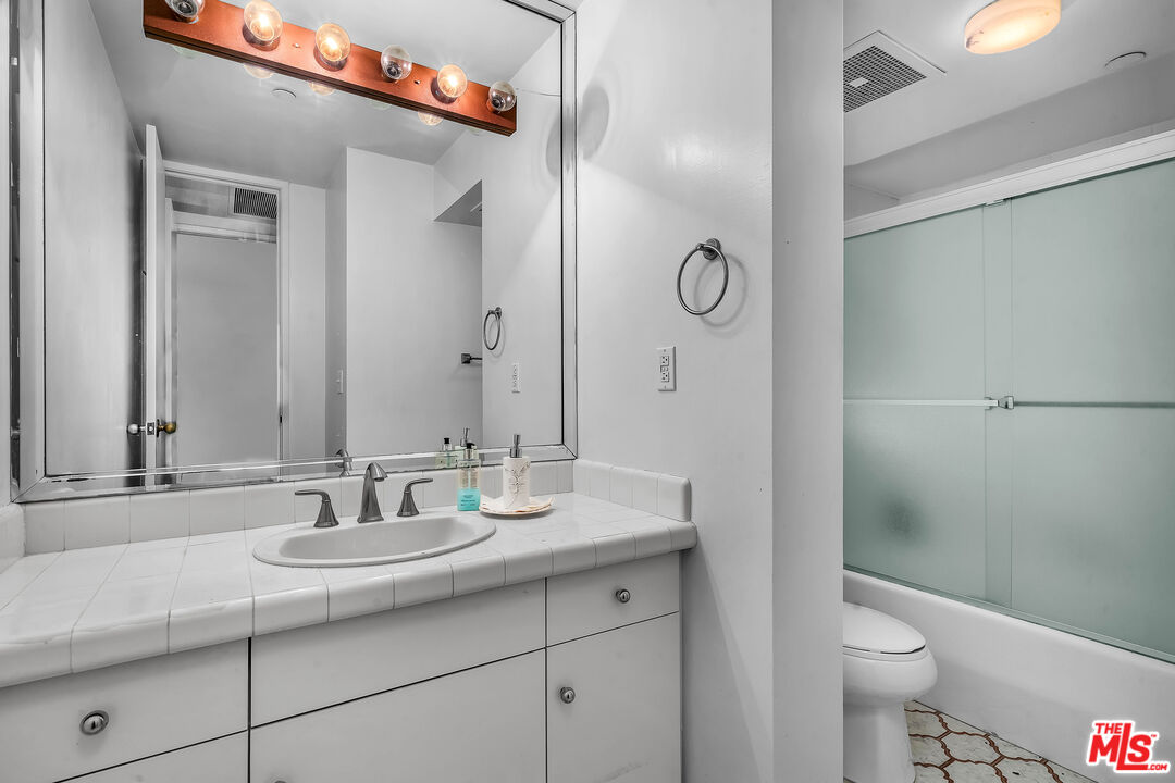 10551 Wilshire Blvd Unit: 404