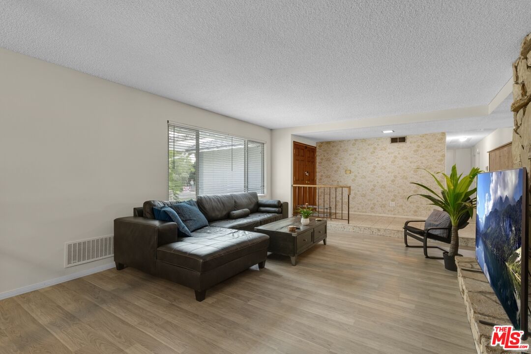 111 W Avenida De Las Flores