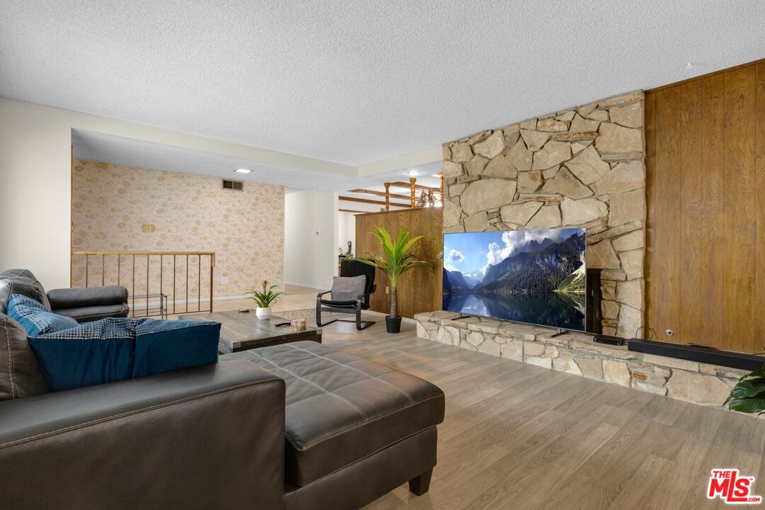 111 W Avenida De Las Flores