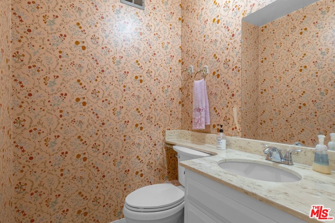 111 W Avenida De Las Flores