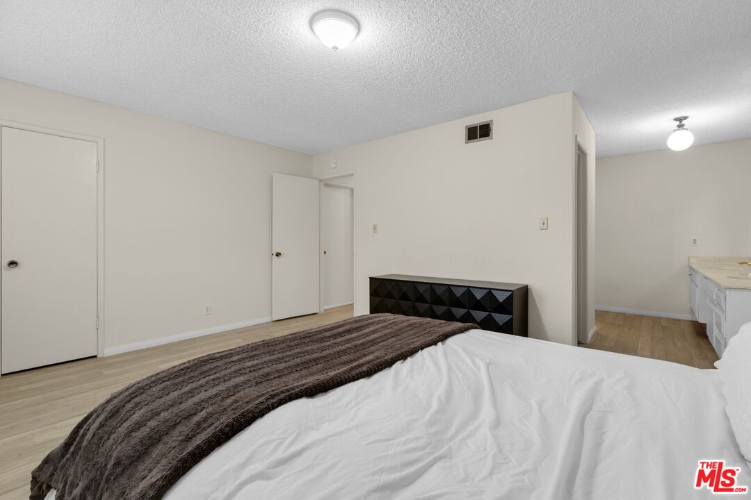 111 W Avenida De Las Flores