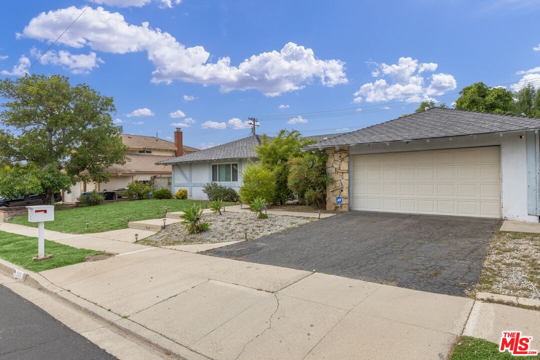 111 W Avenida De Las Flores