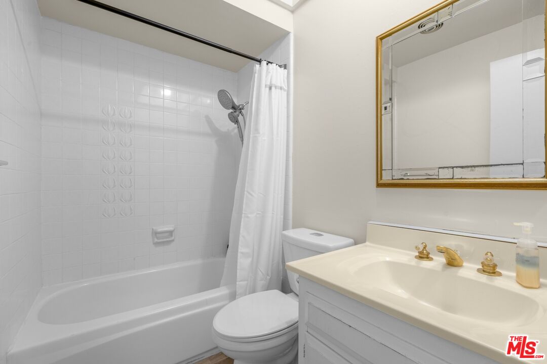 111 W Avenida De Las Flores