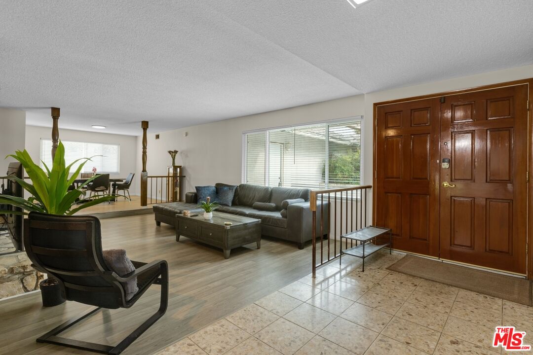 111 W Avenida De Las Flores