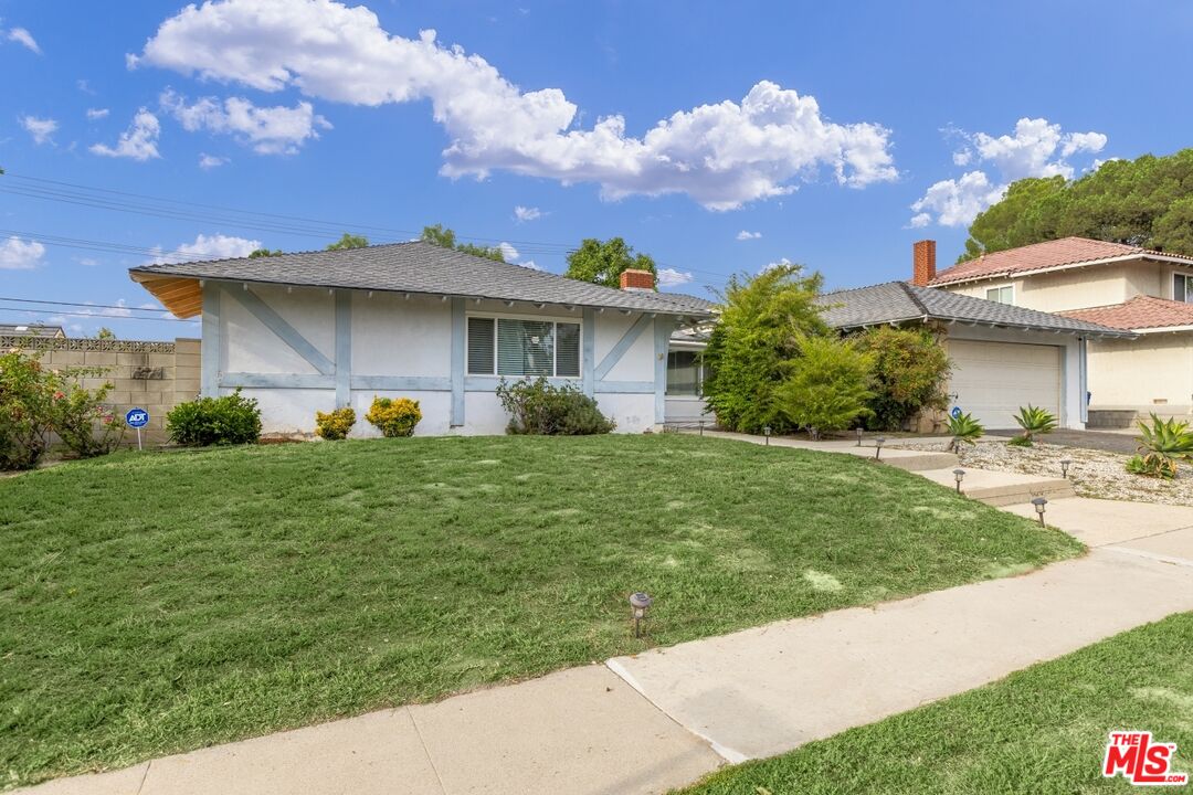 111 W Avenida De Las Flores