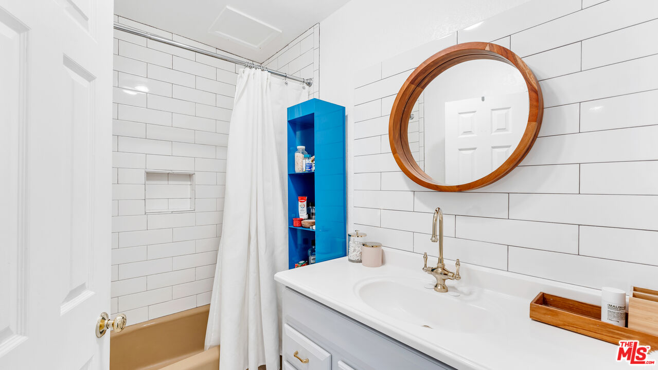 1228 N La Cienega Blvd Unit: 104