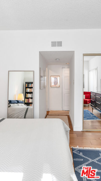 1228 N La Cienega Blvd Unit: 104