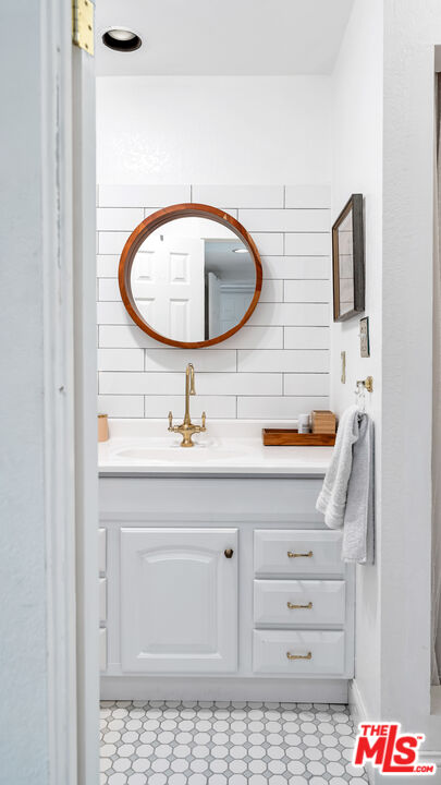 1228 N La Cienega Blvd Unit: 104