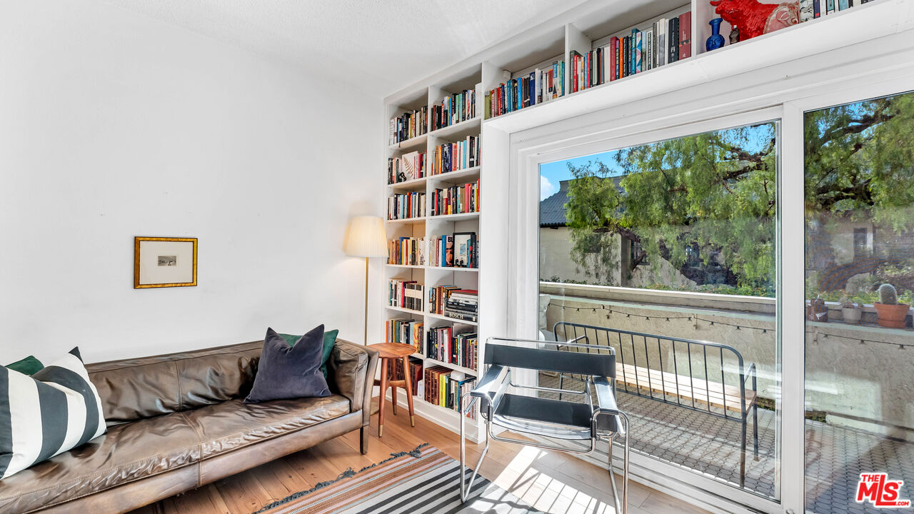 1228 N La Cienega Blvd Unit: 104