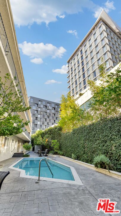 1228 N La Cienega Blvd Unit: 104