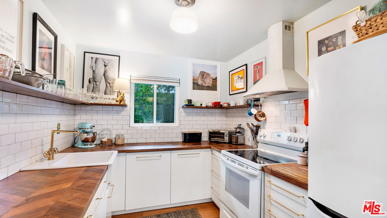 1228 N La Cienega Blvd Unit: 104