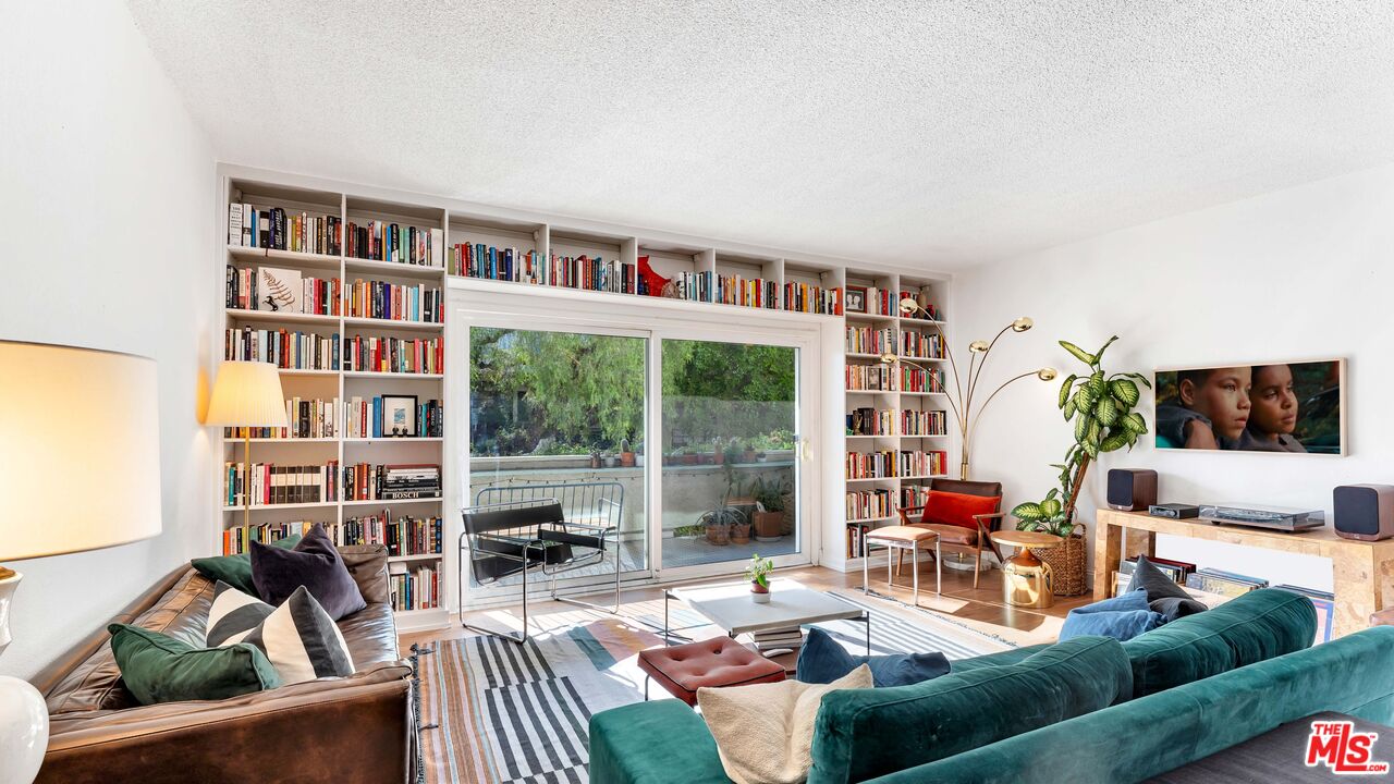 1228 N La Cienega Blvd Unit: 104