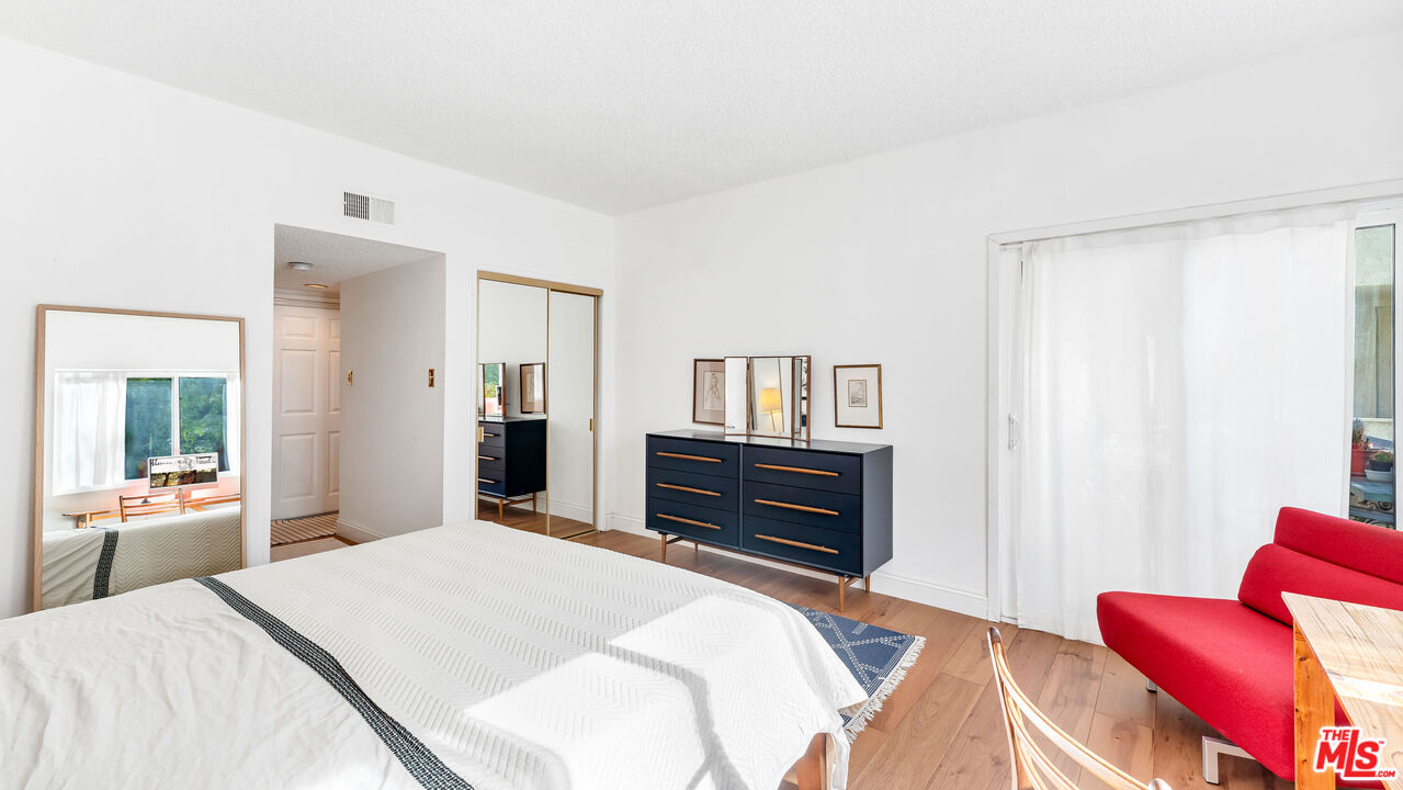 1228 N La Cienega Blvd Unit: 104