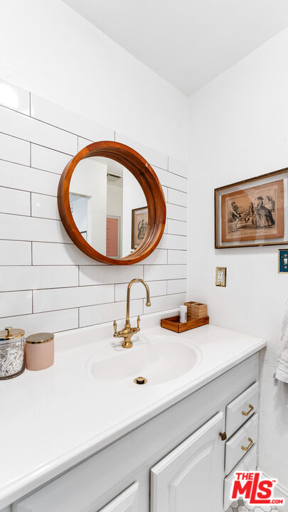 1228 N La Cienega Blvd Unit: 104