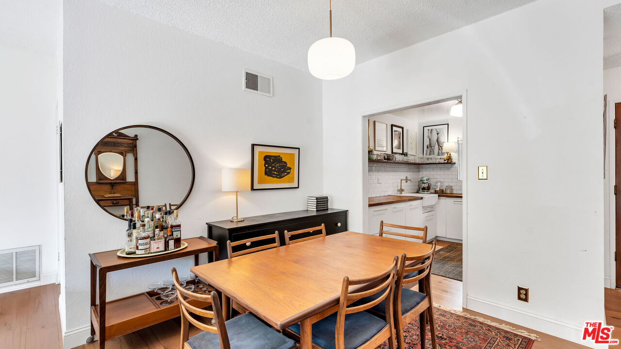 1228 N La Cienega Blvd Unit: 104