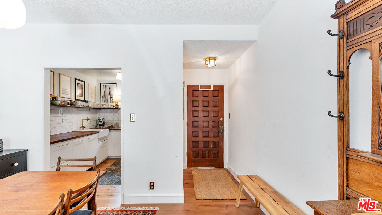 1228 N La Cienega Blvd Unit: 104