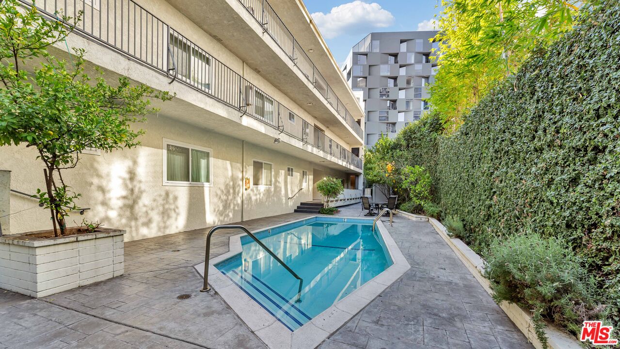 1228 N La Cienega Blvd Unit: 104