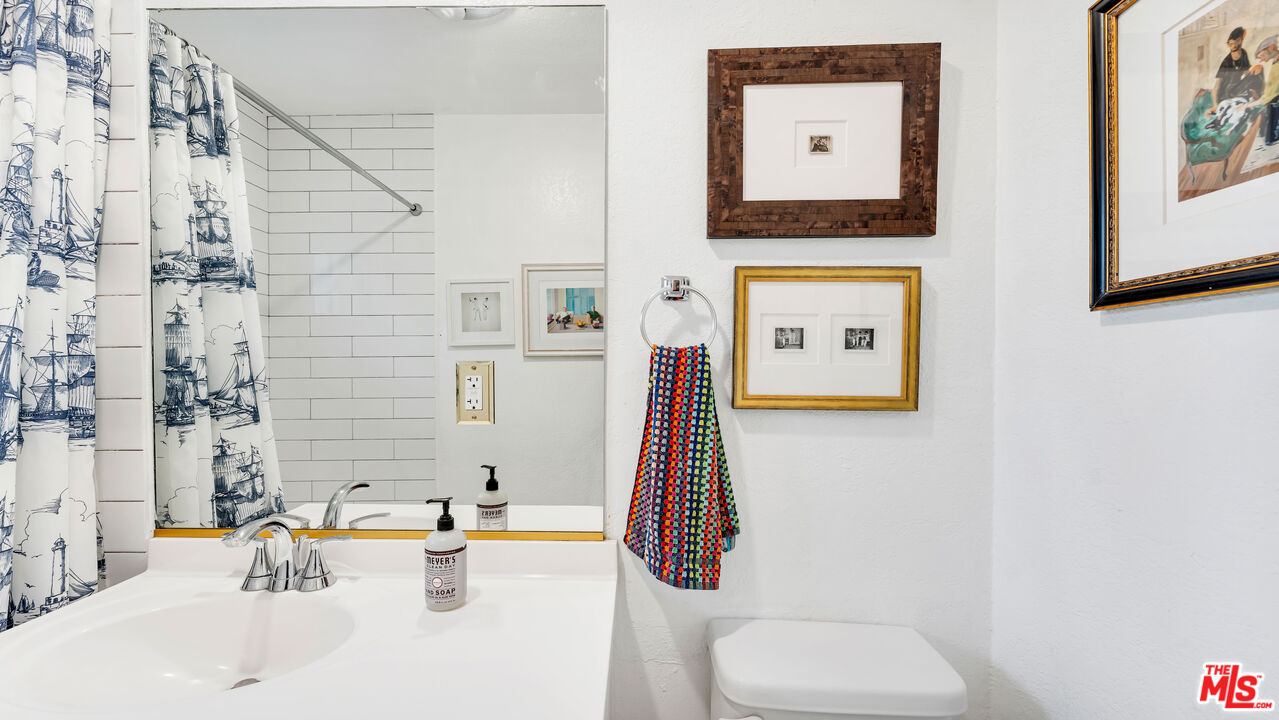 1228 N La Cienega Blvd Unit: 104