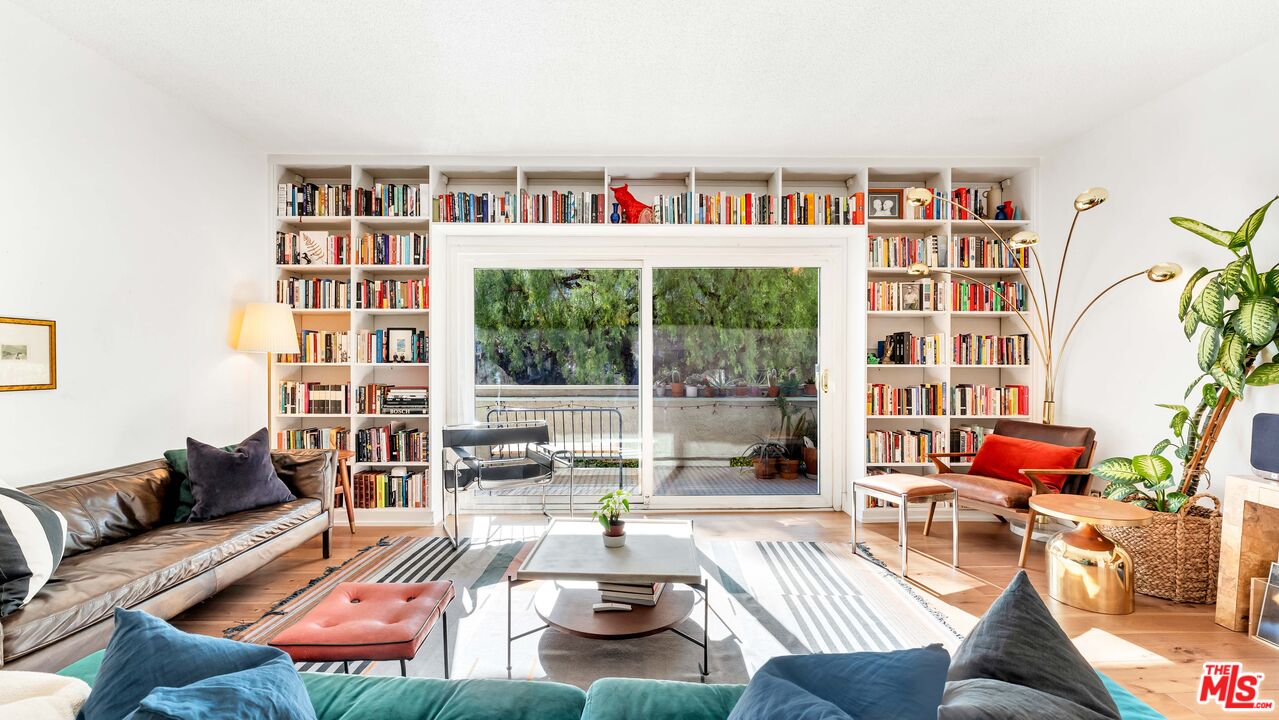 1228 N La Cienega Blvd Unit: 104