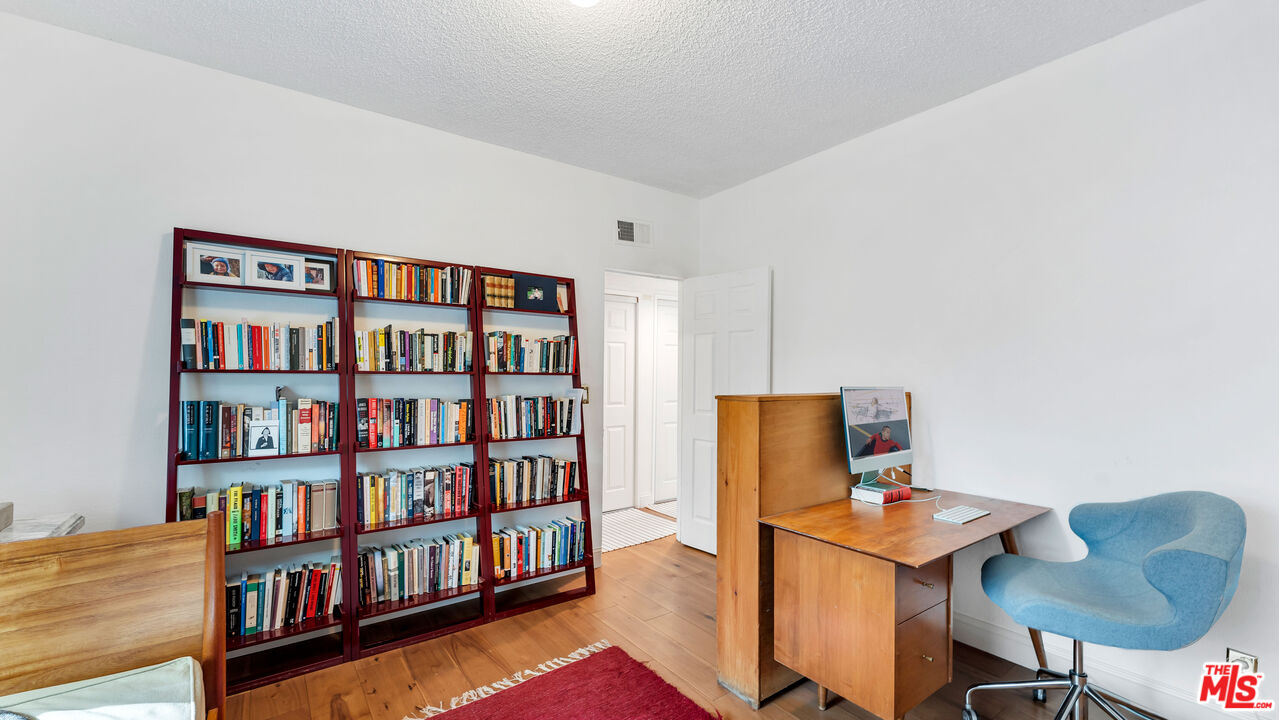 1228 N La Cienega Blvd Unit: 104