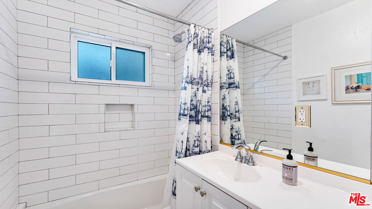 1228 N La Cienega Blvd Unit: 104