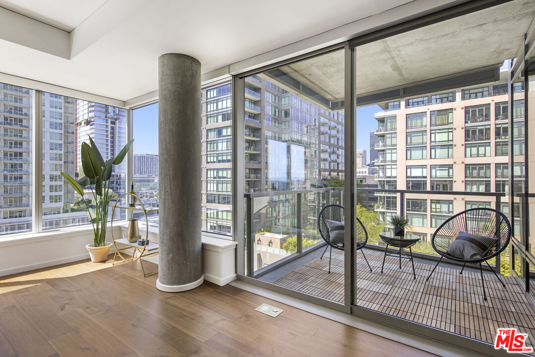 1155 S Grand Ave Unit: 916