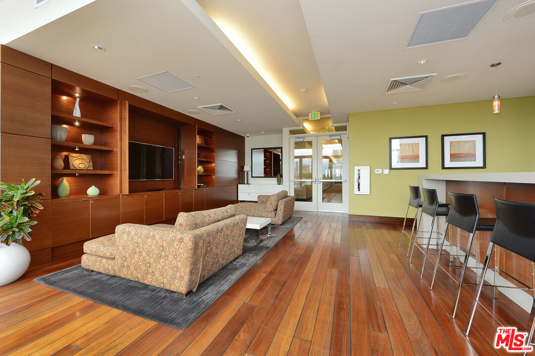 1155 S Grand Ave Unit: 916