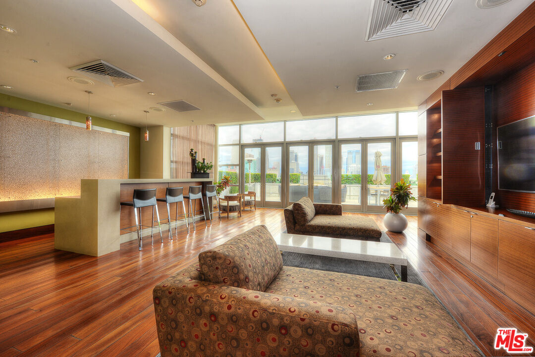 1155 S Grand Ave Unit: 916