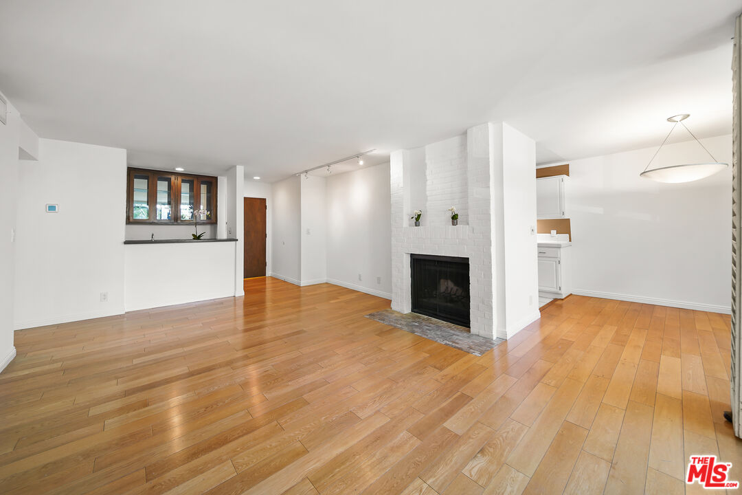 403 N Oakhurst Dr Unit: 202