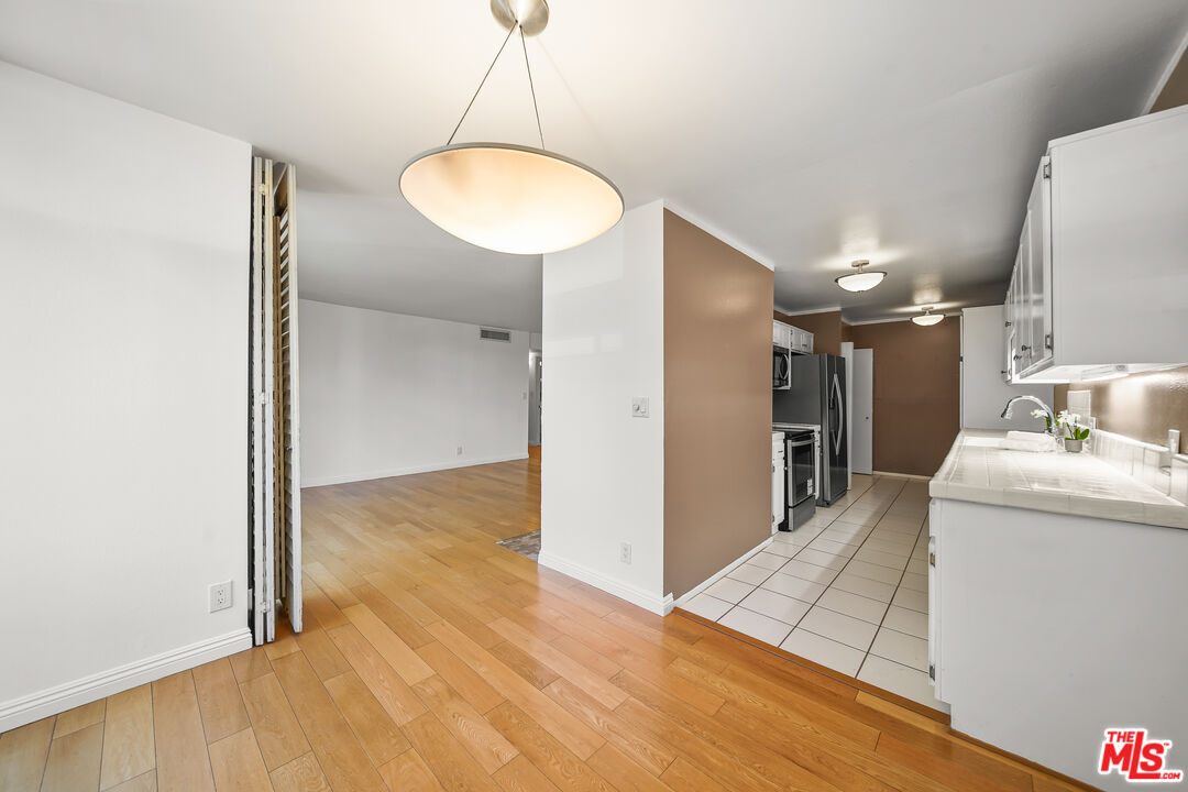 403 N Oakhurst Dr Unit: 202