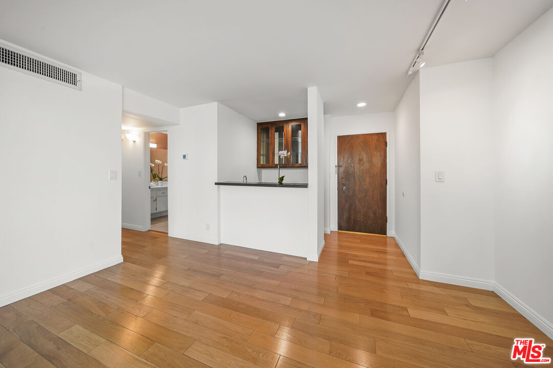 403 N Oakhurst Dr Unit: 202