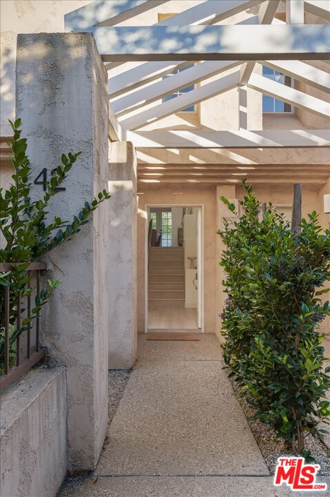 42 E Sierra Madre Blvd